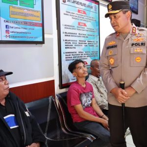 Kapolda Kalbar menyapa langsung masyarakat yang sedang mengurus permohon SIM baru dan Perpanjangan SIM di Polres Landak.