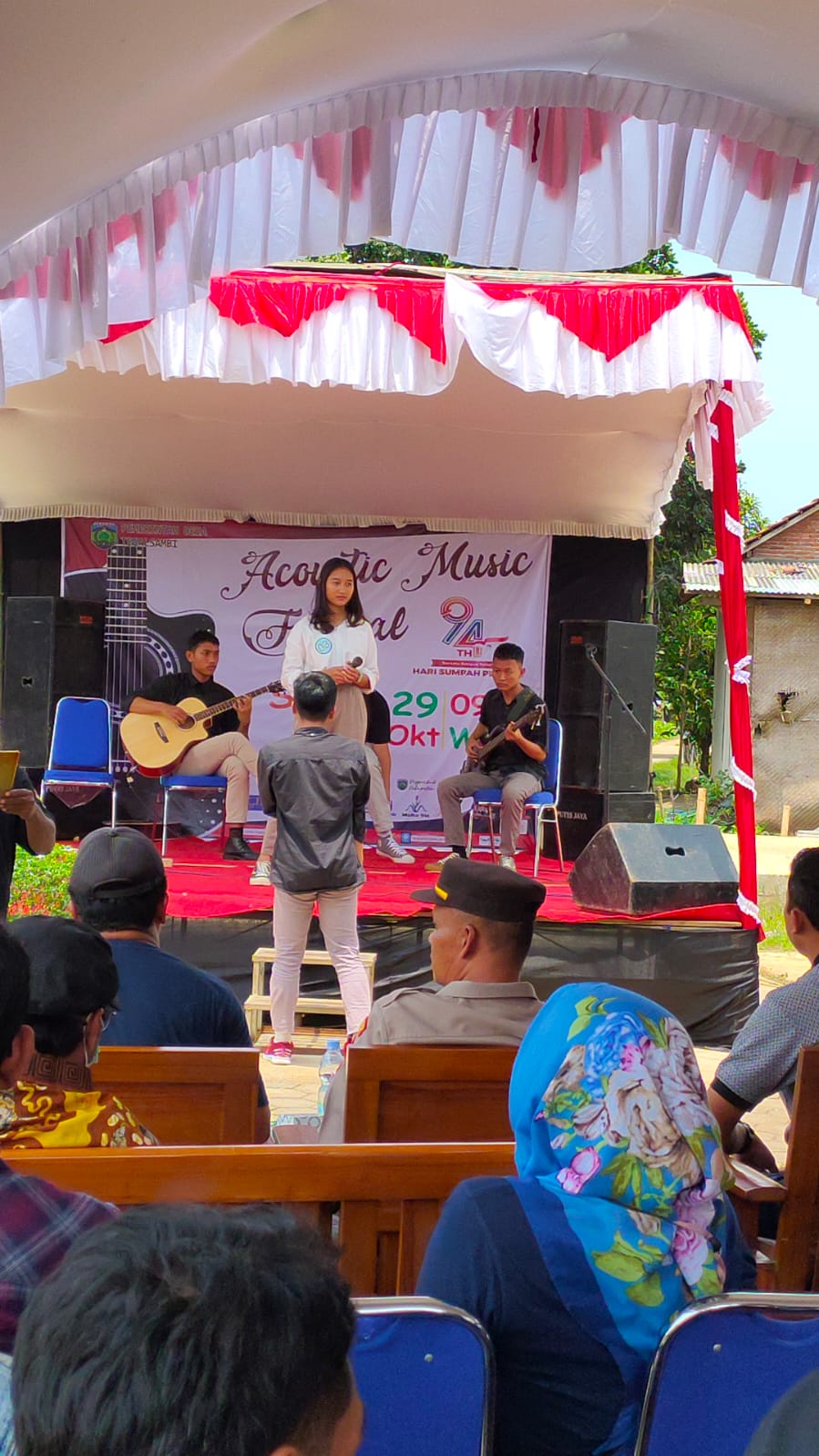 Petinggi Desa Tegalsambi H Agus Santoso melaksanakan lomba nyanyi (musik Akustik) antar tingkat pelajar dan umum di Kafe Tegal Sambi di Desa Tegal Sambi, Kecamatan Tahunan, Kabupaten Jepara Sabtu (29 /10/2022).