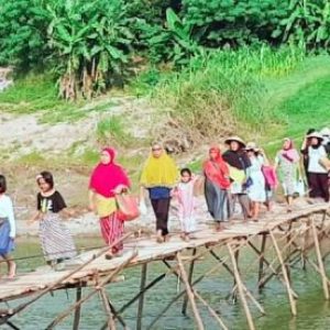 Pemuda kalau boleh disebut untuk mereka yang berusia 15 - 30 tahun, jelas meliputi adik-adik yang masih sekolah di SMP, SMA dan Mahasiswa serta jutaan jumlah mereka yang sedang menjadi pengangguran, karena tidak kebagian pekerjaan.