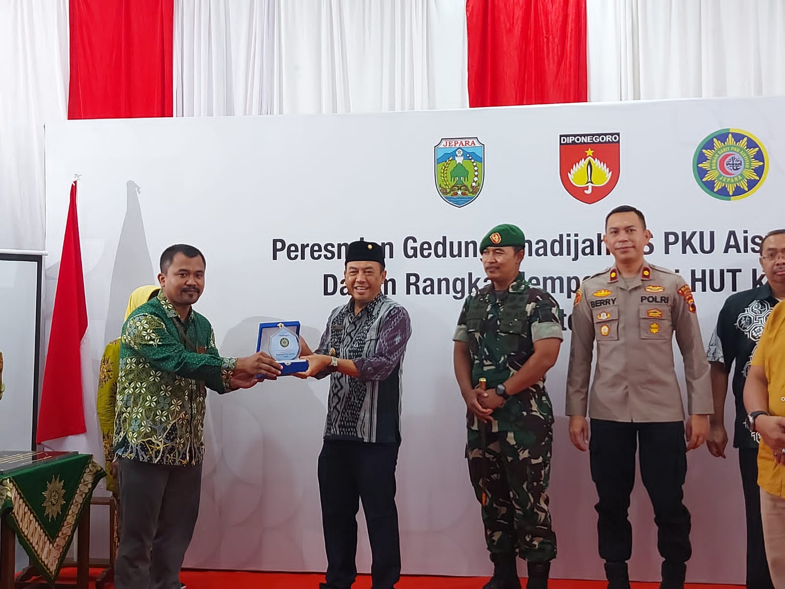 Bupati Jepara Edy Supriyanta meminta para peserta pemilihan petinggi menjaga kondusifitas wilayahnya masing-masing salah satunya dengan deklarasi damai pemilihan petinggi (pilpet) serentak yang digelar di Pendapa Kartini Jepara Rabu, (26/10/2022).