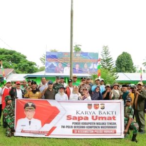 Penjabat Bupati Maluku Tengah (Malteng) DR. Muhamat Marasabessy, SP, ST, M.Tech saat membuka program kegiatan GSU di Negeri Kariu dan Dusun Ory, Kecamatan Pulau Haruku, Sabtu (29/10/2022).