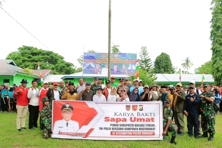 Penjabat Bupati Maluku Tengah (Malteng) DR. Muhamat Marasabessy, SP, ST, M.Tech saat membuka program kegiatan GSU di Negeri Kariu dan Dusun Ory, Kecamatan Pulau Haruku, Sabtu (29/10/2022).