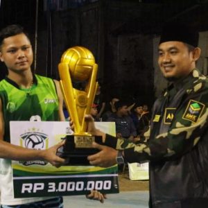 Wakil ketua AMK Jateng yang sekaligus Ketua DPRD Kabupaten Jepara Haizul Ma'arif, S.H memberikan ucapan selamat kepada para pemenang turnamen bola voli piala ketua DPRD Kabupaten Jepara dalam rangka memperingati Hari Santri, Sabtu, (29/10/2022).