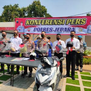 Polres Jepara berhasil mengungkap perkara terkait dengan penemuan mayat perempuan dalam karung di area perkebunan didesa Kepuk ,Kecamatan Bangsri,Kabupaten Jepara Senin (31/10/2022).