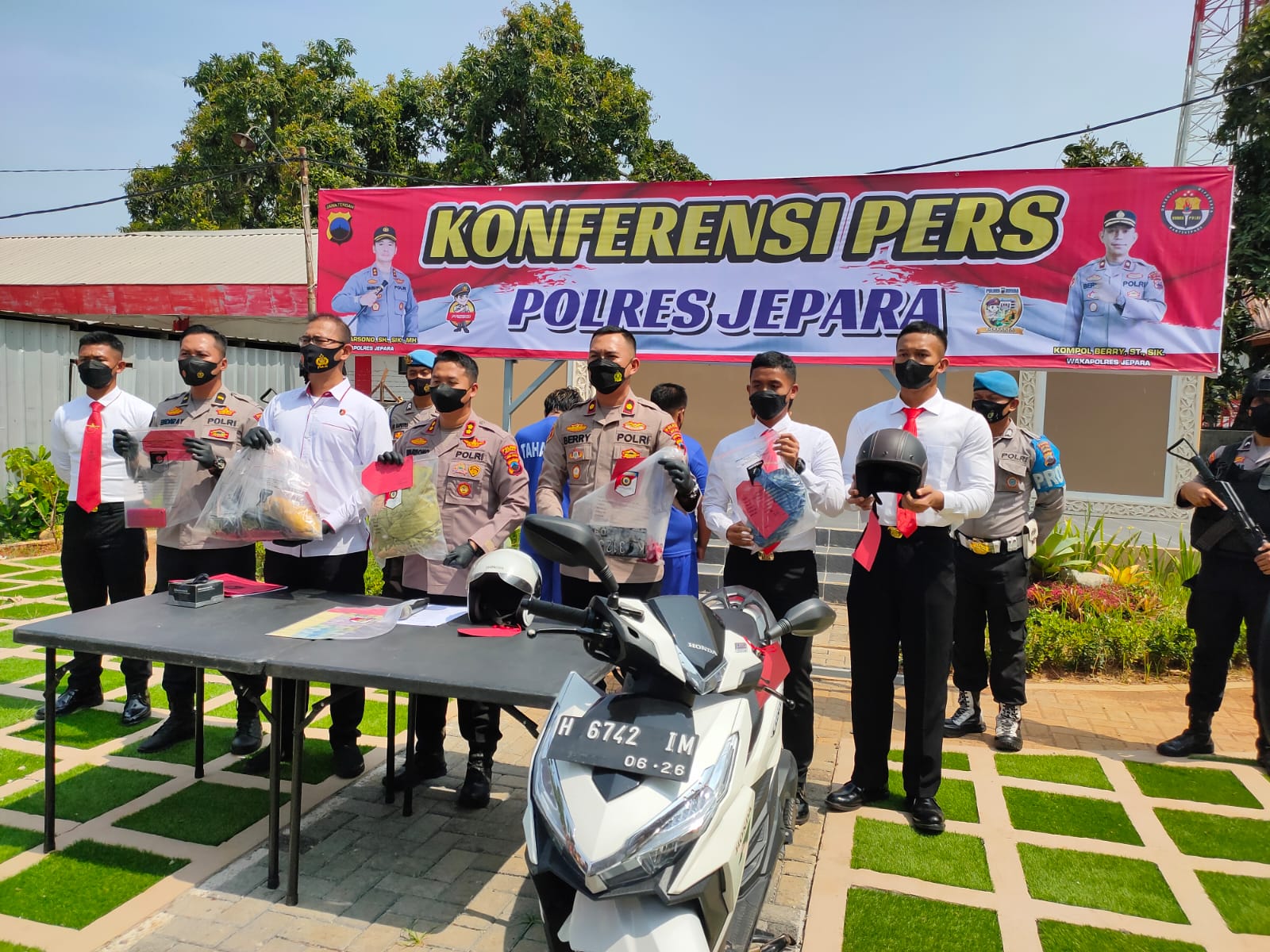 Polres Jepara berhasil mengungkap perkara terkait dengan penemuan mayat perempuan dalam karung di area perkebunan didesa Kepuk ,Kecamatan Bangsri,Kabupaten Jepara Senin (31/10/2022).