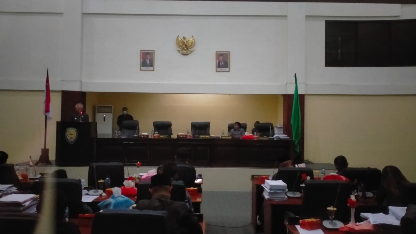 Rapat paripurna yang berlangsung, Senin (31/10) ini dilaksanakan di ruang Paripurna dipimpin oleh Wakil Ketua II DPRD Kepulauan Aru Penina Silvana Loy dan dihadiri Bupati Kepulauan Aru dr. Johan Gonga, Forkompinda Aru, anggota DPRD, pimpinan OPD lingkup Pemkab Kepulauan Aru.