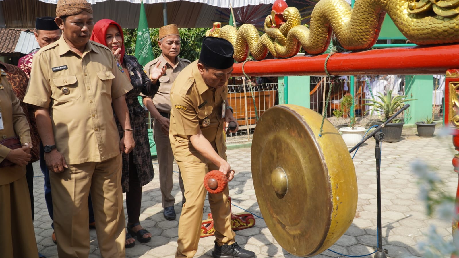 Penjabat Bupati Jepara Edy Supriyanta meresmikan gedung Madrasah Diniyah Awwaliyah Manbaul Huda Desa Kendengsidialit Kecamatan Welahan ditandai dengan pemukulan gong dan pengguntingan pita serta pelepasan balon ke udara Senin (31/10/2022).