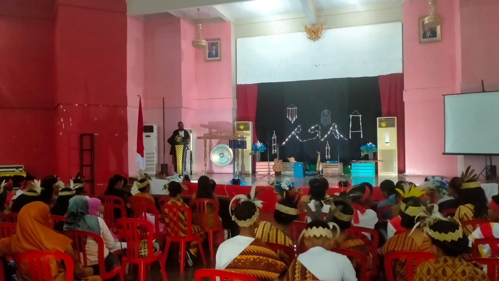 Kepala Dinas Pendidikan dan Kebudayaan Kabupaten Kepulauan Aru Jusup Apalem S.AP, S.Pd saat membuka kegiatan lomba baca puisi dan musikal yang di gelar oleh Komonitas Rumah Sastra Arafura di gedung Sita Kena Senin, (31/10).