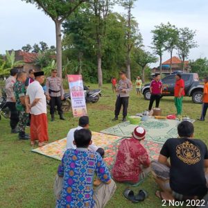 Kapolsek Iptu Yusron menyambangi dan diskusi dengan masyarakat di desa Bsndungrejo kecamatan Kslinyamatan Kabupaten Jepara, Rabu (02/11/2022).