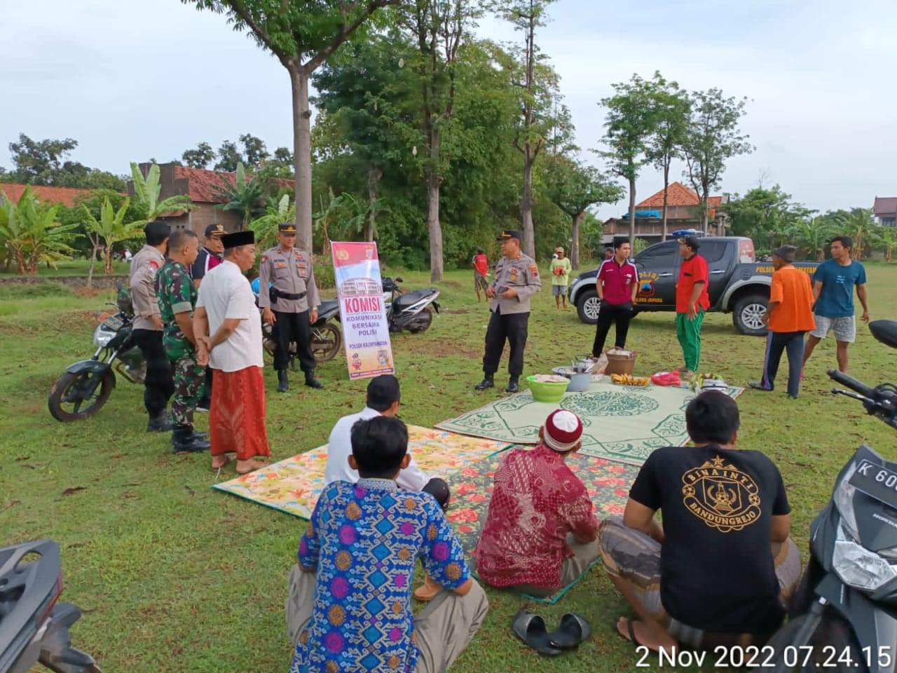 Kapolsek Iptu Yusron menyambangi dan diskusi dengan masyarakat di desa Bsndungrejo kecamatan Kslinyamatan Kabupaten Jepara, Rabu (02/11/2022).