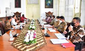 Presiden Joko Widodo didampingi Menteri Sekretaris Negara Pratikno menerima Dewan Gelar, Tanda Jasa, dan Tanda Kehormatan, di Istana Kepresidenan Bogor, Jawa Barat, pada Kamis, 3 November 2022. Foto: BPMI Setpres/Rusman.