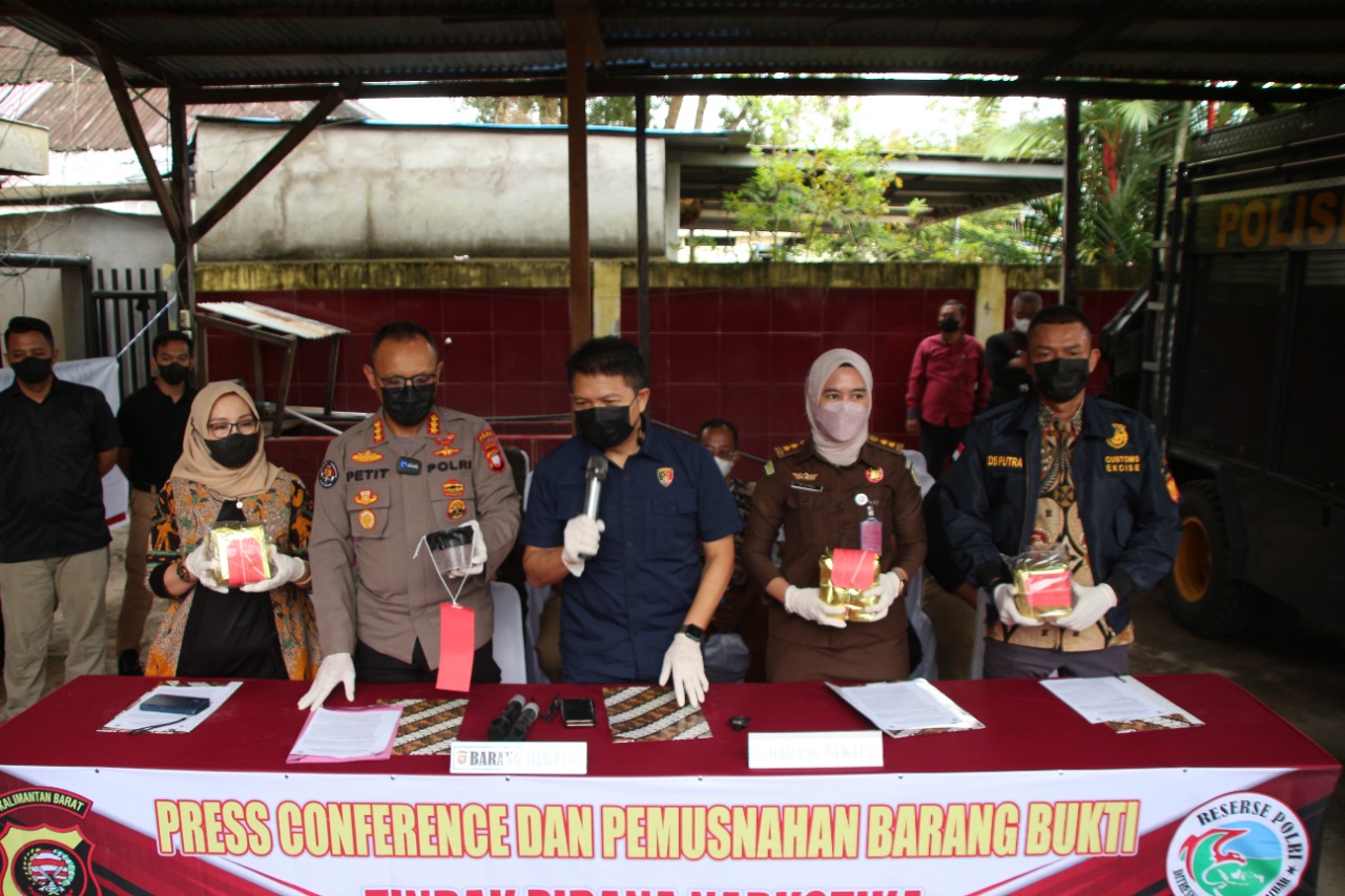 Kepolisian Daerah Kalimantan Barat memusnahkan barang bukti Narkotika jenis Shabu seberat 3.031 gram dan pil yang diduga Ekstasi sebanyak 948 butir, pada Jum,at (4/11).