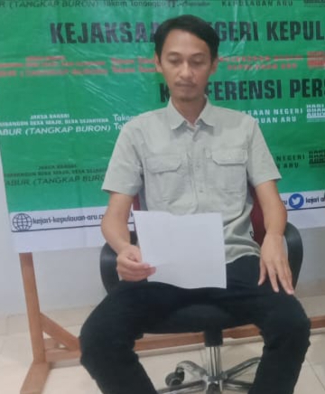 Kepala Kejaksaan Negeri Kepulauan Aru, Parada Situmorang melalui Kasi Intel, Romi Prasetio Niti Samito yang didampingi Kasi Pidsus, Sisca Taberima, dalam Press Release di kantor Kejari Kepulauan Aru Jumat, (3/11/2022).