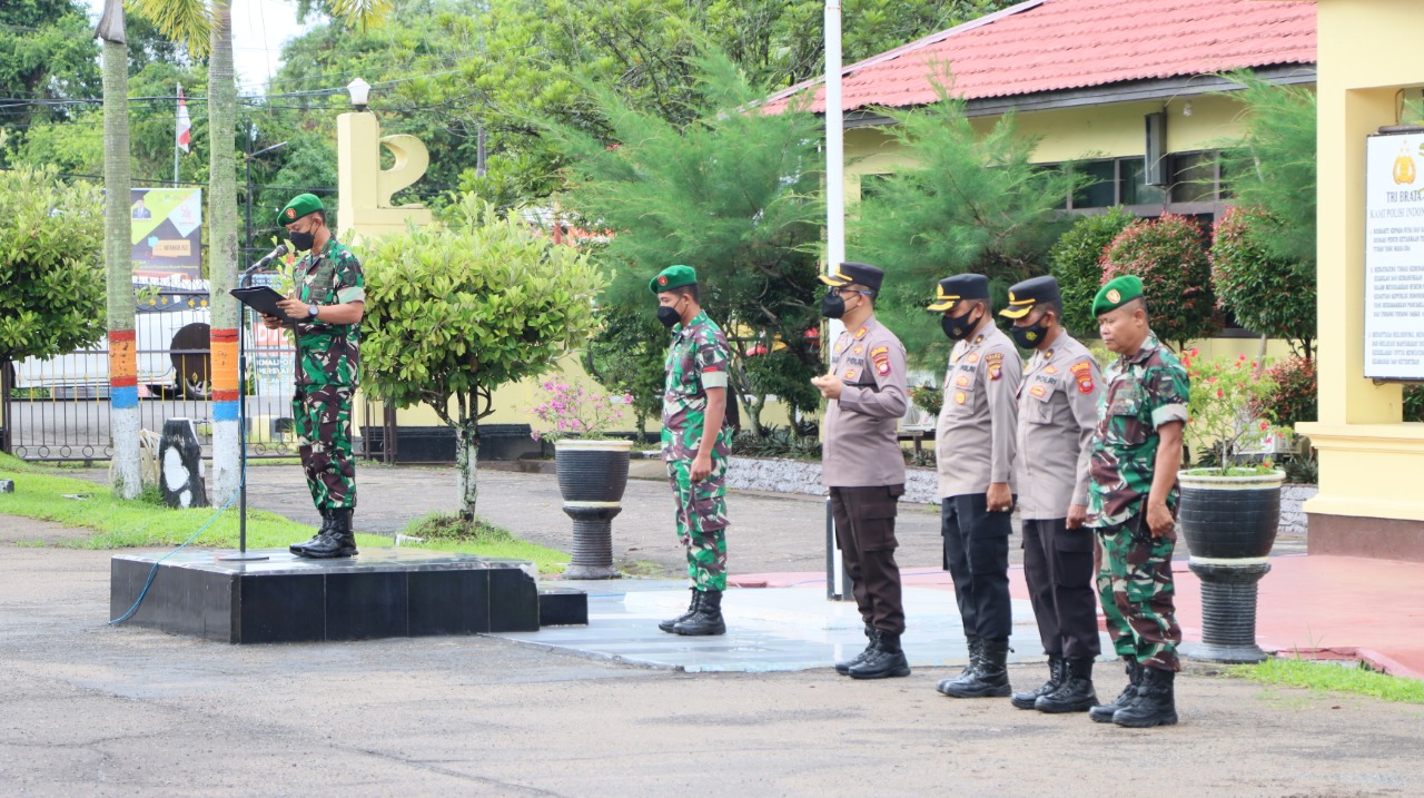 Komandan Kodim ( Dandim ) 1203 Ketapang Kalimantan Barat, Letkol Inf Alim Mustofa menjadi pimpinan apel pagi gabungan di halaman Mapolres Ketapang Senin, (07/11/2022) pagi.