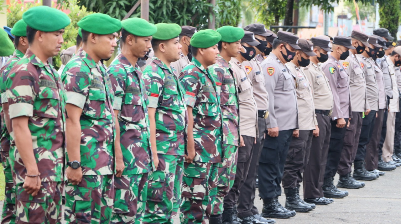 Suasana apel gabungan sendiri diikuti Kapolres Ketapang AKBP Yani Permana, Kabag Ops Kompol Yafet Efraim Patabang, para perwira Polres Ketapang, Perwira Kodim 1203 Ketapang serta personil gabungan Polres dan Kodim 1203 Ketapang.