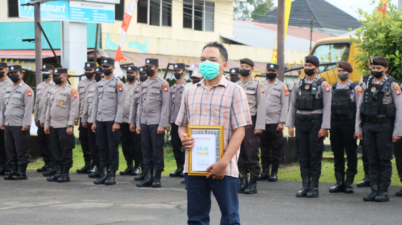 Dok/foto istimewa Gunawan Warga Dusun Bintang Musir Kelurahan Tuan Tuan Kecamatan Benua Kayong Kabupaten Ketapang Kalbar bersama Kepolisian.