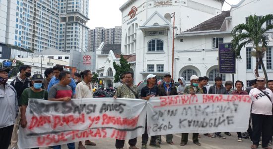 Irvan Hafiz, koordinator Aliansi Pemuda Merdeka, di sela-sela aksi unjuk rasa para pemuda ini di kantor Bawaslu dan di depan kantor Pos Medan, Sabtu (5/11) siang.