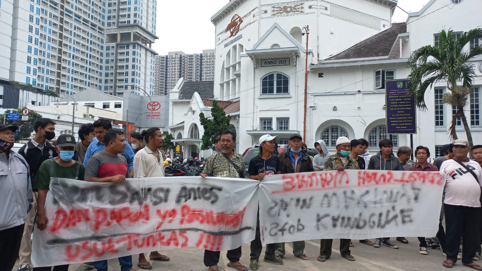 Irvan Hafiz, koordinator Aliansi Pemuda Merdeka, di sela-sela aksi unjuk rasa para pemuda ini di kantor Bawaslu dan di depan kantor Pos Medan, Sabtu (5/11) siang.