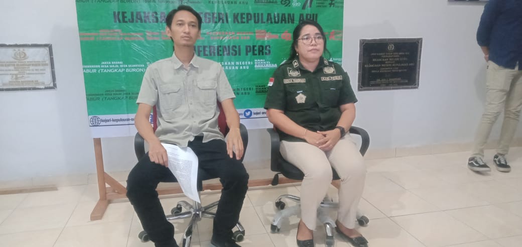 Kejari Kepulauan Aru Parada Situmorang SH.MH melalui Kepala Seksi Tindak Pidana Khusus (Tipidsus) Kejaksaan Negeri Kepulauan Aru Sesca Taberima, SH, MH selaku ketua team pemeriksa yang di dampingi Kasi Intel Romi Prasetio Niti Samito dalam Press Release Jumat, (4/11) di Kantor Kejaksaan Negeri Dobo.