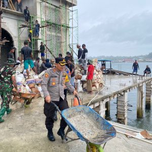 Kapolres Maluku Tenggara AKBP Frans Duma, S.P saat membantu panitia dan warga melakukan pengecoran Kubah Mesjid Al. Manafi Ohoi Dian Pulau Kamis, (16/2/2023).