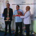 20250830_135926_copy_1022x1041 Bupati Fakfak Samaun Dahlan, S.Sos., M.AP saat menyerahkan cendramata kepada Mantan Direktur RSUD Fakfak dr. Karyani dan didampingi Direktur RSUD Fakfak yang baru Farid Mahubessy | Foto Istimewah KSI