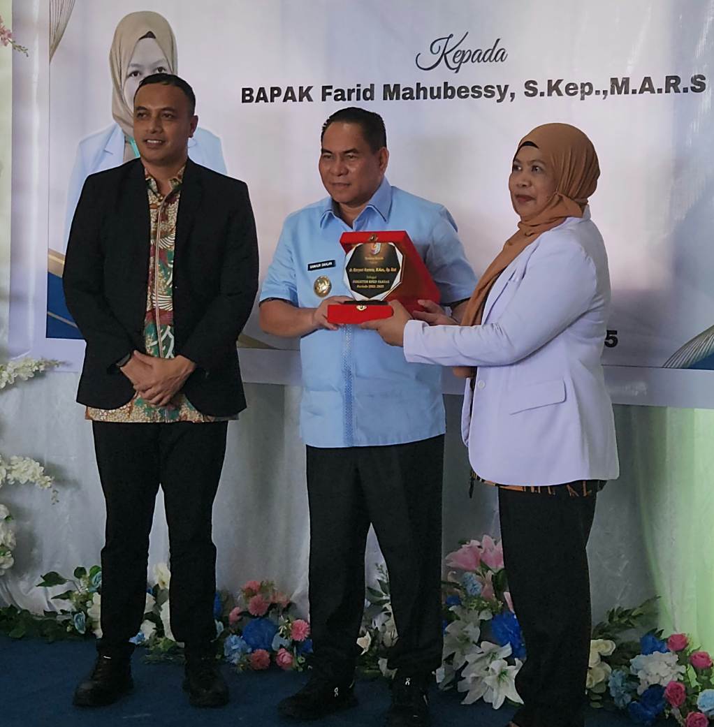 Bupati Fakfak Samaun Dahlan, S.Sos., M.AP saat menyerahkan cendramata kepada Mantan Direktur RSUD Fakfak dr. Karyani dan didampingi Direktur RSUD Fakfak yang baru Farid Mahubessy | Foto Istimewah KSI